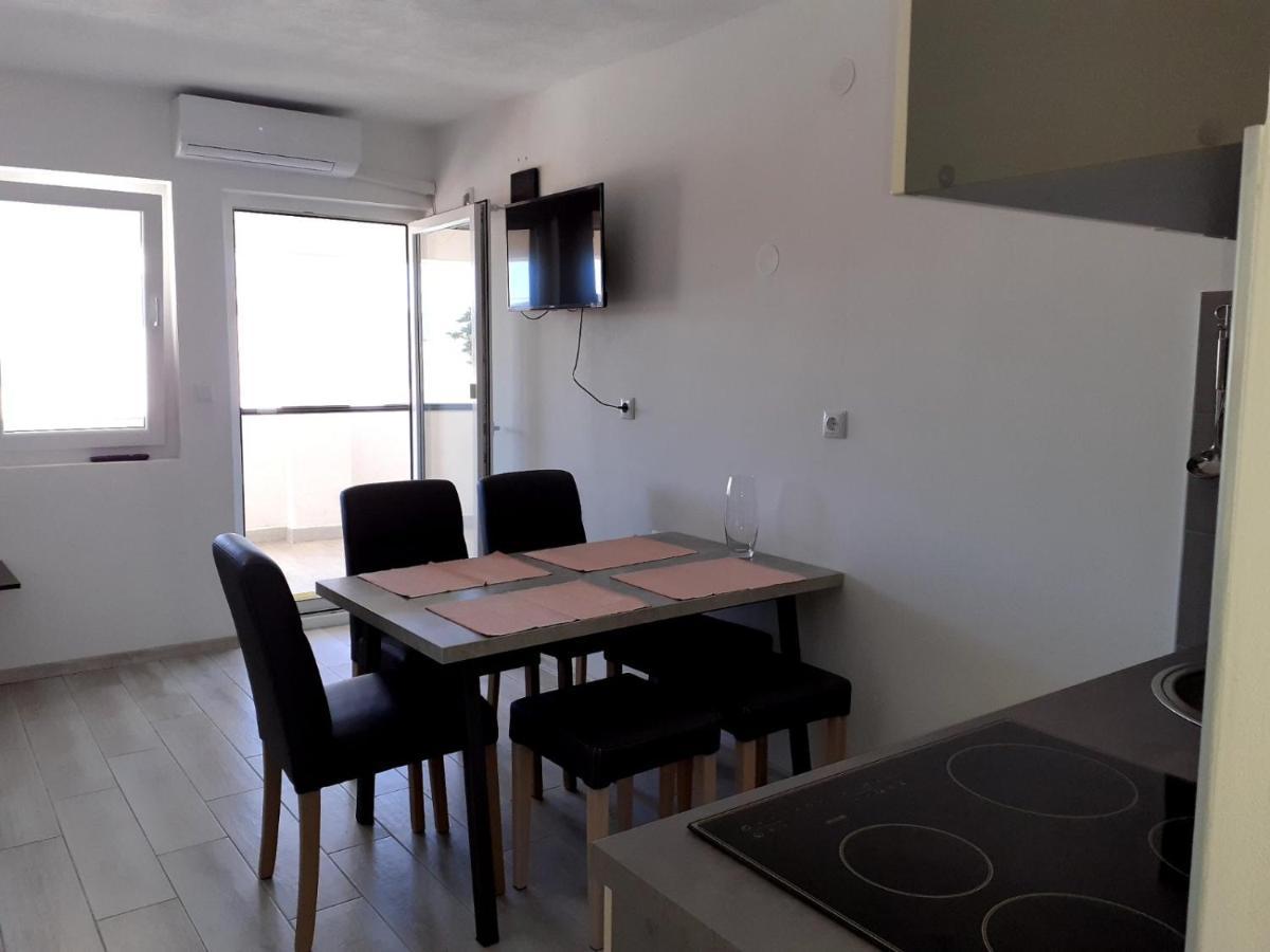 Apartmani Grumf Gornji Karin Esterno foto